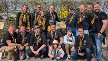 Gruppenbild vor Stele